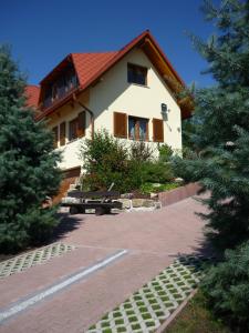 ein Haus mit rotem Dach und einem Parkplatz in der Unterkunft Haus Panoramablick Familie Loos in Wasungen