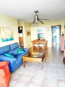 - un salon avec un canapé bleu et une table dans l'établissement Jardín del Mar, à La Manga del Mar Meno