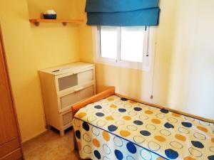 - une petite chambre avec un lit et une fenêtre dans l'établissement Jardín del Mar, à La Manga del Mar Meno
