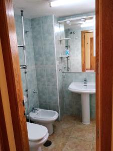 La salle de bains est pourvue d'un lavabo, de toilettes et d'une douche. dans l'établissement Jardín del Mar, à La Manga del Mar Meno