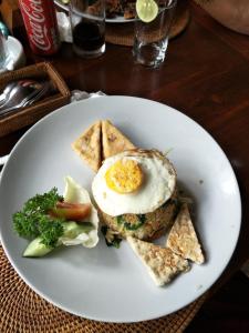 ウブドにあるピカ セダナ ホームステイの白皿(卵、トースト、ブロッコリー付)