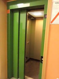 a hallway with green walls and a door in a room at Apartament w Porcie in Kołobrzeg
