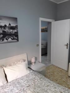 - une chambre avec un lit et une porte menant à une pièce dans l'établissement Casa galletti, à Rome