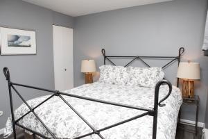 een slaapkamer met een zwart bed met 2 lampen bij 6 Chamonix Lane 1 Bedroom Townhouse in Vail