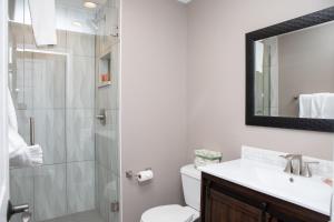 een badkamer met een toilet, een wastafel en een douche bij 6 Chamonix Lane 1 Bedroom Townhouse in Vail