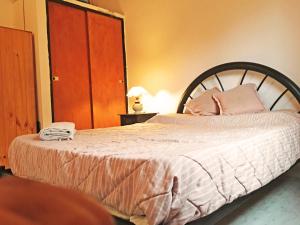 1 dormitorio con 1 cama grande y cabecero de madera en La Susy en 