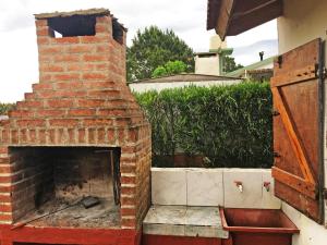 einen Steinofen mit einem Feuer darin in der Unterkunft La Susy in Mar del Tuyú