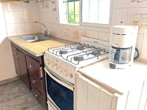 eine Küche mit Herd und Spüle in der Unterkunft La Susy in Mar del Tuyú + 10 Fotos