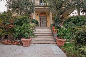 una casa con puerta y escaleras con plantas en Bed&Breakfast Relax In The Lake, en Desenzano del Garda
