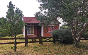ein kleines Haus mit einem Zaun davor in der Unterkunft La Susy in Mar del Tuyú