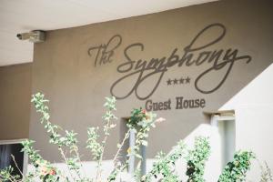 um sinal ao lado de uma casa de hóspedes em The Symphony Guest House em Queenstown