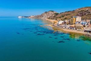 uma vista para uma praia com edifícios e a água em Fronte mare siculiana marina em Siculiana Marina