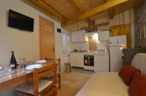 Kuchyňa alebo kuchynka v ubytovaní Studio Apartment La Maison de Catherine