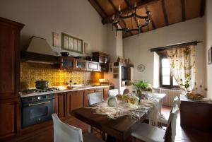 Kuchyň nebo kuchyňský kout v ubytování Agriturismo Renello