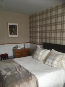 A bed or beds in a room at Lewinsdale Lodge 