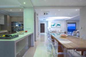 Η κουζίνα ή μικρή κουζίνα στο Villa Lilaea