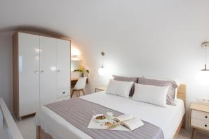Een bed of bedden in een kamer bij White Orchid Suites