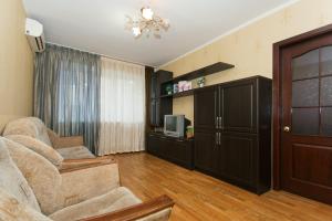 Televízia a/alebo spoločenská miestnosť v ubytovaní 2 room in Centre on Troitskaya 3 floor