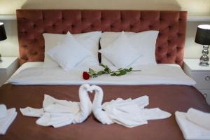 Łóżko lub łóżka w pokoju w obiekcie Hotel Avangarda