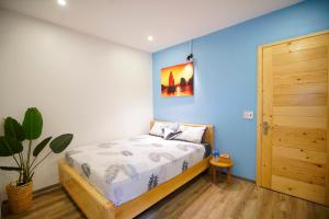 Almor Hostel With Pool in right center客房内的一张或多张床位