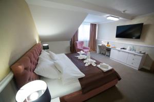 Łóżko lub łóżka w pokoju w obiekcie Hotel Avangarda
