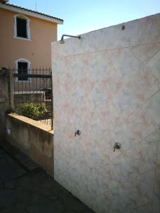 un muro de piedra con una pared de azulejos en Casa Il Giardino, en Orosei