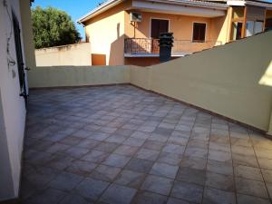 un patio frente a una casa en Casa Il Giardino, en Orosei 35 fotos más