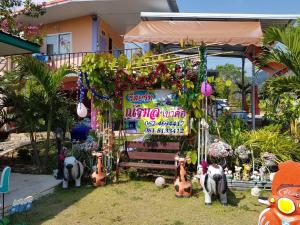 Majutusasutuse Nattamon Khao Kho Resort külastajatega peatuv lemmikloom või lemmikloomad