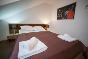 Łóżko lub łóżka w pokoju w obiekcie Hotel Avangarda