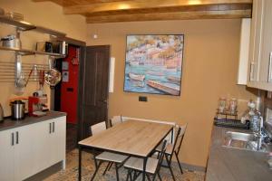 A kitchen or kitchenette at Casa Rural Mansion Adela con Piscina y Jacuzzi