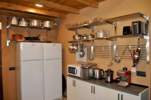 A kitchen or kitchenette at Casa Rural Mansion Adela con Piscina y Jacuzzi