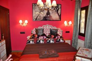A bed or beds in a room at Casa Rural Mansion Adela con Piscina y Jacuzzi