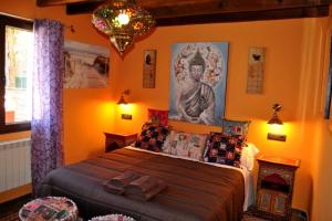 A bed or beds in a room at Casa Rural Mansion Adela con Piscina y Jacuzzi