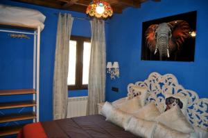 A bed or beds in a room at Casa Rural Mansion Adela con Piscina y Jacuzzi