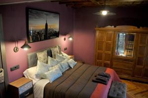 A bed or beds in a room at Casa Rural Mansion Adela con Piscina y Jacuzzi