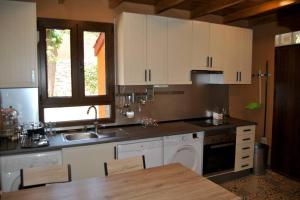 A kitchen or kitchenette at Casa Rural Mansion Adela con Piscina y Jacuzzi