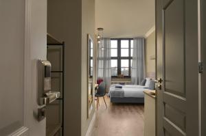pokój hotelowy z łóżkiem i oknem w obiekcie Apartamenty Oliwka w Elblągu