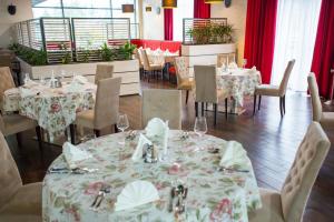 Hotel Avangarda tesisinde bir restoran veya yemek mekanı