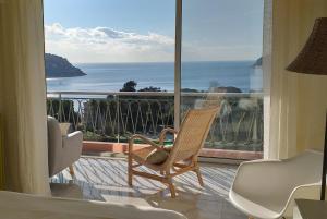滨海自由城Vue mer exceptionnelle entre Nice et Monaco的阳台上的一把椅子，可以欣赏海景