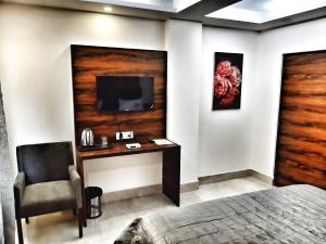 TV a/nebo společenská místnost v ubytování Hotel Aerocity Purple Orchid