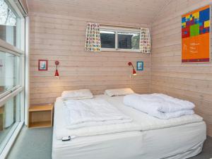 FjellerupにあるFour-Bedroom Holiday home in Glesborg 15のベッドルーム1室(白いベッド1台付)