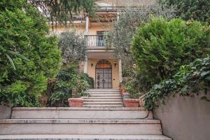 eine Treppe, die zu einem Haus mit einer Tür führt in der Unterkunft Bed&Breakfast Relax In The Lake in Desenzano del Garda