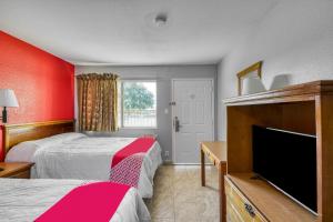 Postel nebo postele na pokoji v ubytování OYO Hotel Houston Southwest I-69 + 37 fotografií