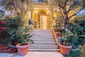 dom ze schodami prowadzącymi do drzwi z roślinami w obiekcie Bed&Breakfast Relax In The Lake w mieście Desenzano del Garda