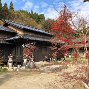 a japanese house in the fall with red leaves at Shotyu No Yakata / Vacation STAY 49506 in Saga