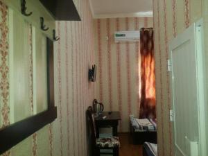 a room with a chair and a table and a mirror at RATMINA Muinak in Mŭynoq