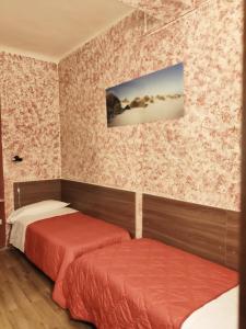Łóżko lub łóżka w pokoju w obiekcie Hotel Ariosto centro storico