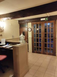 a kitchen with a counter and a desk in a room at Hotel Ariosto centro storico in Reggio Emilia