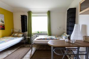 een kleine kamer met 2 bedden en een tafel bij Elbdeichkoje de Monteure & Urlauber in Tespe