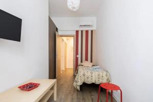 ローマにあるCornelia Houseの小さな部屋(テーブル、赤いスツール付)